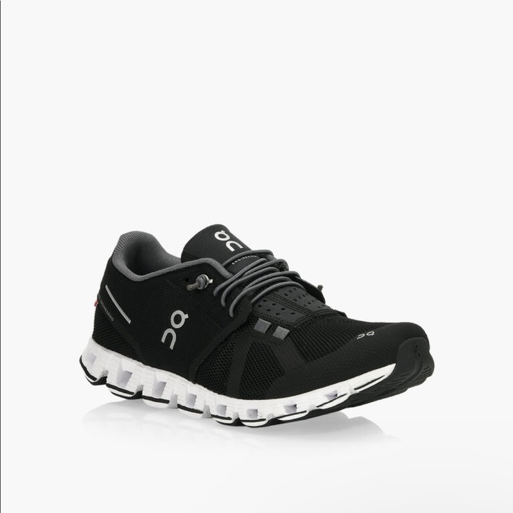COPY - Black and white women’s ON cloud runners